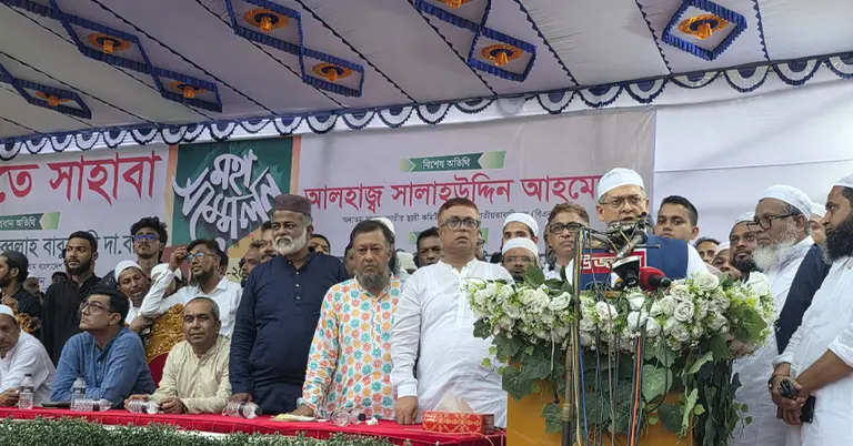 মঞ্চে প্রধান অতিথি ভষণ দিচ্ছেন